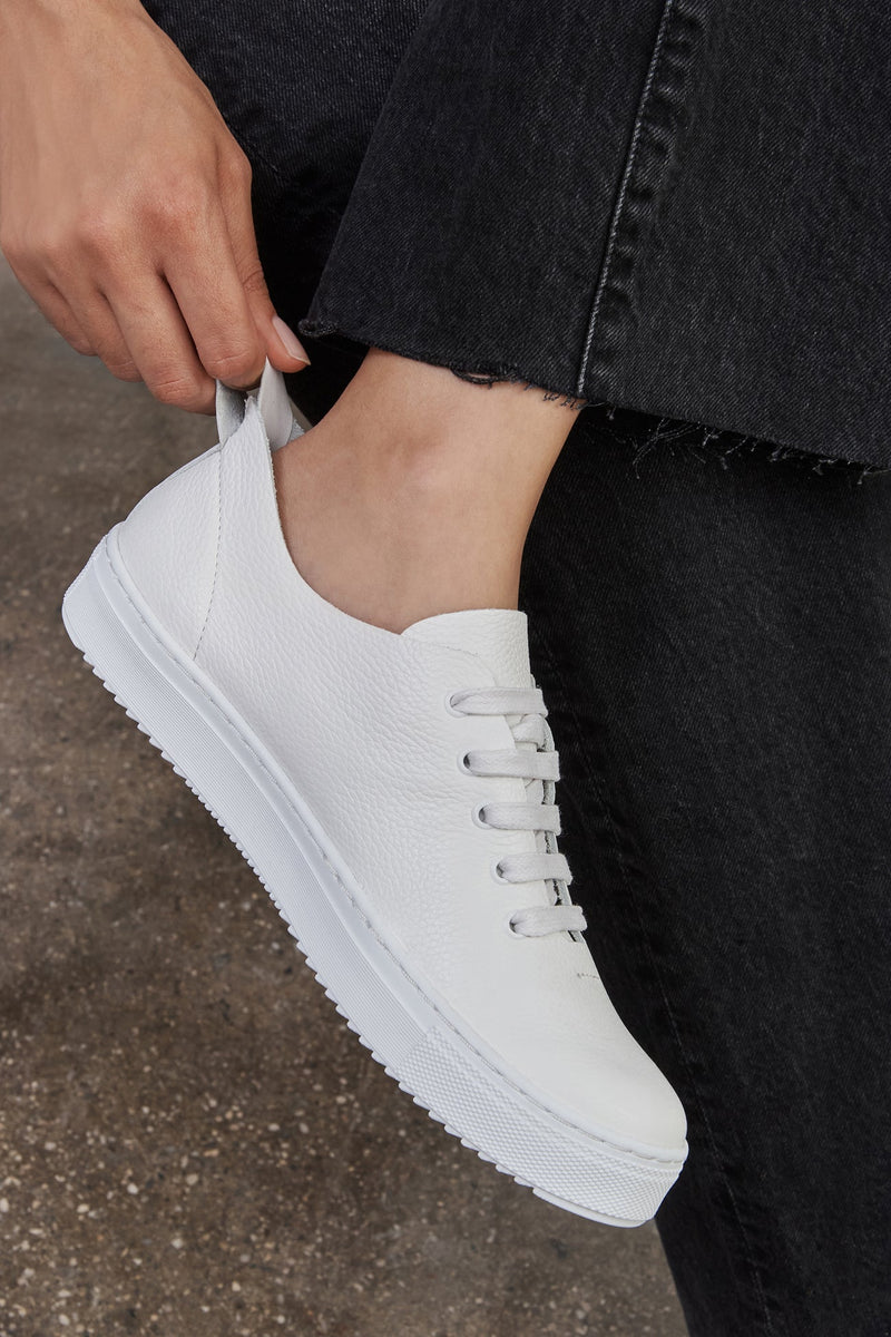 O.LELIA - Sneakers blanches en cuir clouté avec semelle facettée – One Step