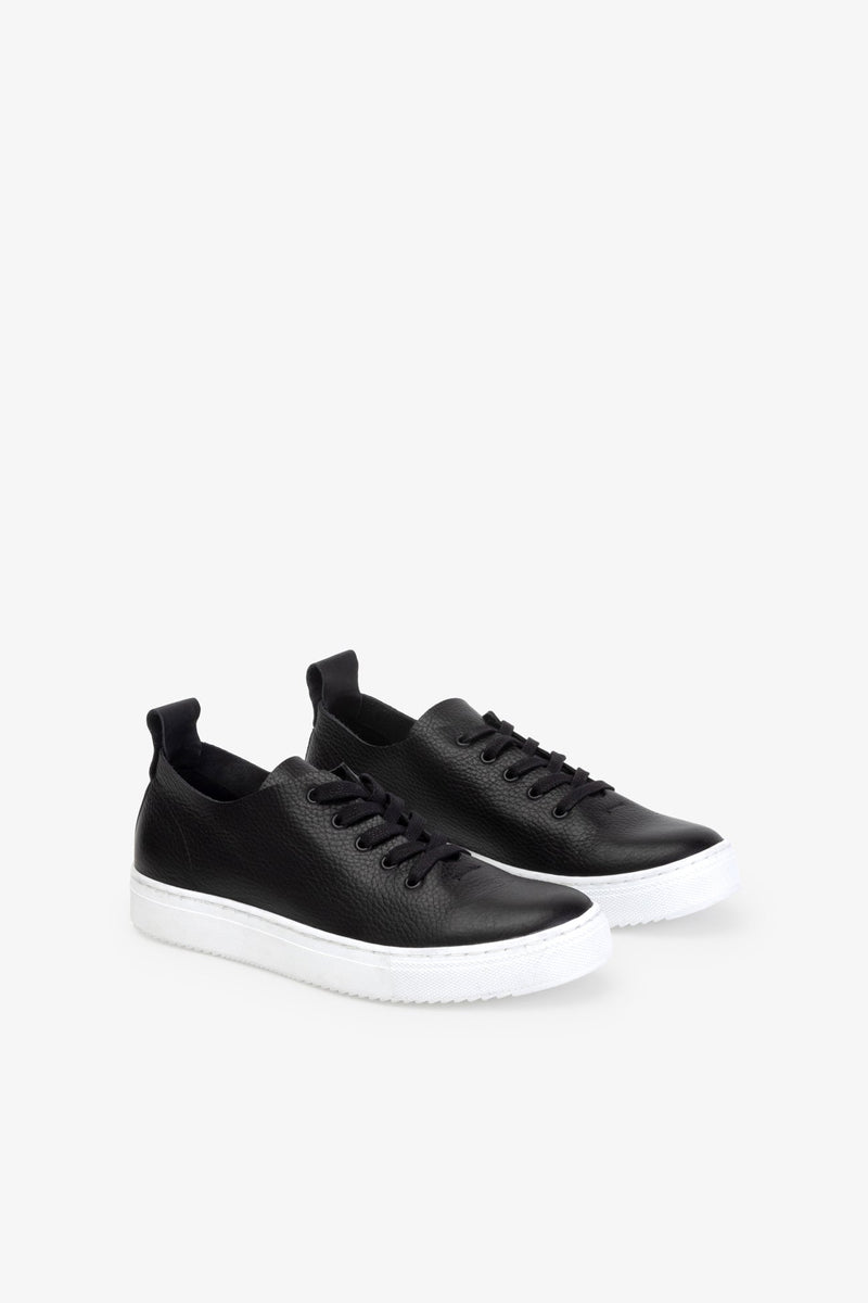 O.LELIA - Sneakers blanches en cuir clouté avec semelle facettée – One Step